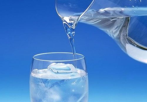 La importancia de hidratarse: Cómo prevenir y combatir la deshidratación en verano